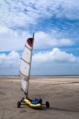 Fototapeta premium Char à voile venant de faire un demi-tour sur la plage de Quend, Baie de Somme