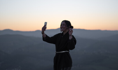 silueta de chica al atardecer