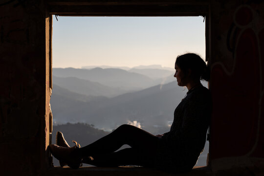 chica en una ventana