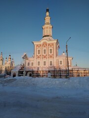 Fototapeta na wymiar pink ortodox church in the snow