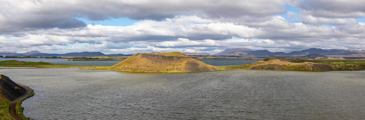 Skutustadagigar, ein Panorama der grünen Pseudo-Krater im Mückensee Myvatn auf Island © Hendrik