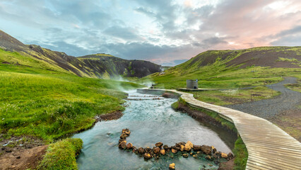 Der heiße Fluss Reykjadalur im Abendlicht auf Island.