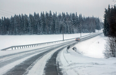 Obraz premium Winter Highway at dusk