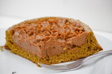 Pedaço de bolo de churros delicioso na mesa pronto para servi.