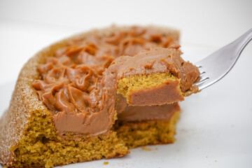 Pedaço de bolo de churros delicioso na mesa pronto para servi.