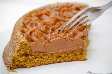 Pedaço de bolo de churros delicioso na mesa pronto para servi.