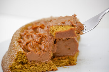 Pedaço de bolo de churros delicioso na mesa pronto para servi.