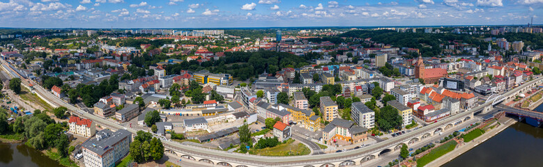 Panoramiczny widok 180 nad północnym brzegiem rzeki Warta na centrum miasta Gorzów Wielkopolski.	