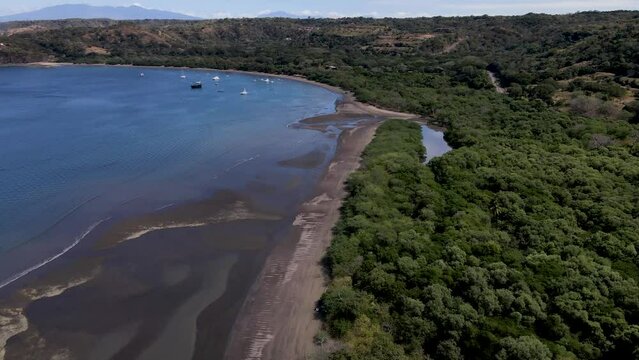 Video a&eacute;reo de playa panam&aacute; con marea baja y un manglar en el bosque
