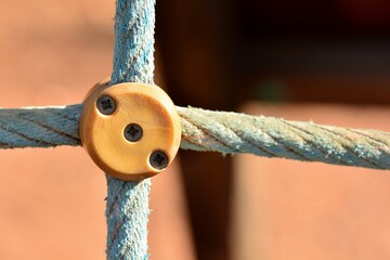 Detalle de la uni&oacute;n de unas cuerdas con tornillos