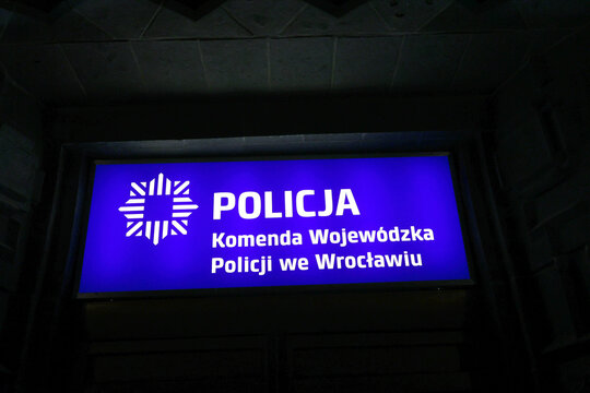 Napis policja nad drzwiami wejściowymi do komendy policji. 
