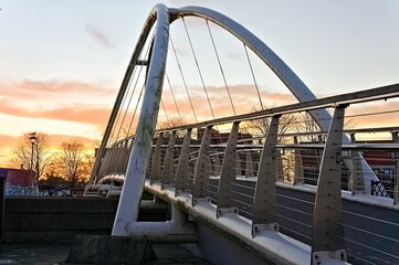 Obraz premium St. Botolph's public foot bridge over the river at sundown