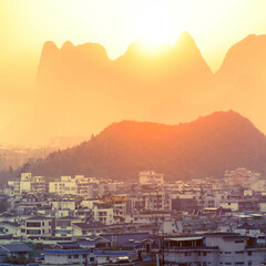 Coucher de soleil derrière les montagnes en chine