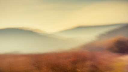 Brouillard au Pas de Saint Martin, Bouze-Lès-Beaune, Bourgogne, France. Photographie résultant d'un mouvement intentionnel de l'appareil photo pendant la prise de vue (ICM) 