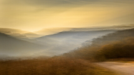 Brouillard au Pas de Saint Martin, Bouze-Lès-Beaune, Bourgogne, France. Photographie résultant d'un mouvement intentionnel de l'appareil photo pendant la prise de vue (ICM) 