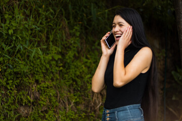 mujer con alegria contestando el móvil