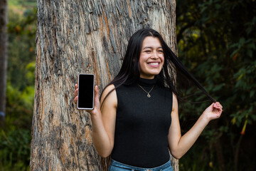 Hermosa mujer emocionada gritando con un teléfono inteligente en las manos debido a que ganó un...