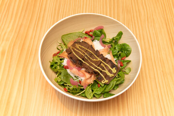 This Thai rice noodle and teriyaki beef salad is very easy to prepare and has all the characteristic flavor of Southeast Asian and Thai food