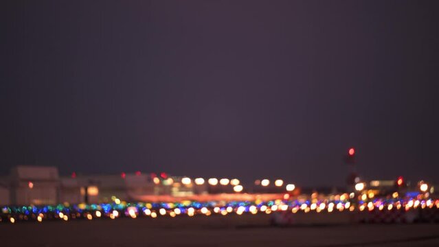 夜の空港　滑走路と旅客機　玉ボケ