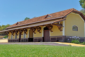 Perspectiva da antiga estação ferroviária no interior de Minas