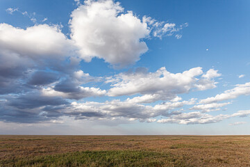 サバンナの空と雲と大地景の風景