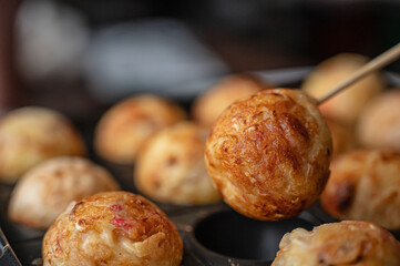 タコ焼き器, 竹串, 半熟, 半円, ひっくり返す, 返し, 突く, タコ焼き機, 揚げ玉, 紅生姜, 蛸焼き, キャベツ, 生地, 焼く, カセットコンロ, たこ焼きプレート, グリル, 鉄鍋, タコ焼き用, ダイニングテーブル, 背景, 爪楊枝, バックグラウンド, 広告, 宣伝, 明るい, 自然光, コピースペース, テキストスペース, 料理, 材料, 素材, blog, ブログ, コメント