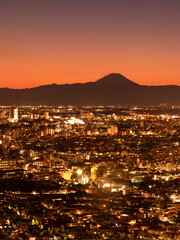 東京の街並みと富士山の夕暮れ