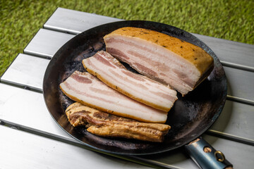 厚切りベーコン　Enamel frying pan and thick bacon