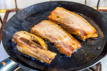 厚切りベーコン　Enamel frying pan and thick bacon