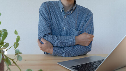 肘が痛む男性｜関節痛イメージ