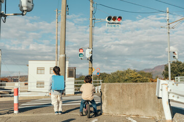 信号待ちをする子ども　Waiting for a signa