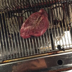 그릴위에 올려진 양갈비 구이 /  Grilled lamb chops on the grill