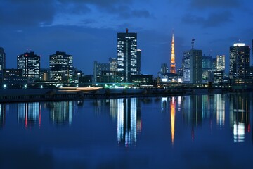 Fototapeta na wymiar 東京タワーの光が反射する運河
