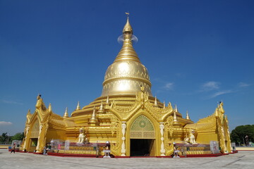Fototapeta na wymiar ミャンマー　ヤンゴンのマハウィザヤパゴダ