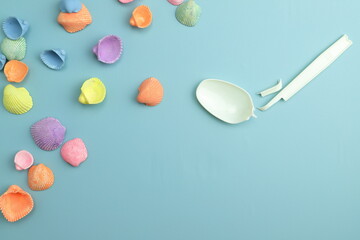 折れたプラスチックのスプーン　海洋プラスチック　　イメージ