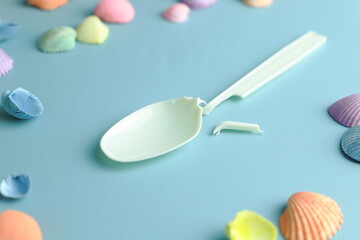 折れたプラスチックのスプーン　海洋プラスチック　イメージ