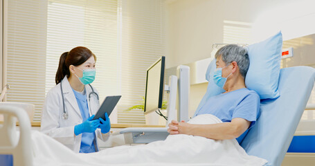 Obraz premium senior man lying on bed