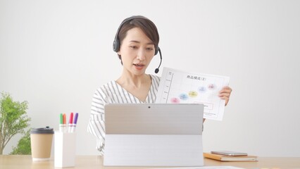 グラフを使って説明する日本人女性