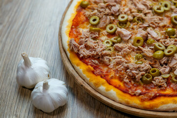 pizza with tuna, green olives and tomato sauce