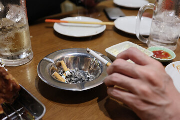 テーブルの上にある吸い殻の入った灰皿