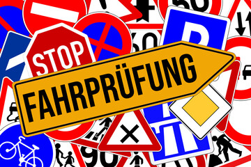 Viele bunte Verkehrsschilder und Hinweis auf die Fahrprüfung in einer Fahrschule