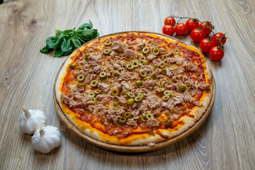 pizza with tuna, green olives and tomato sauce