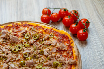 pizza with tuna, green olives and tomato sauce
