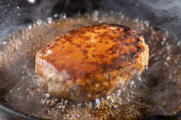 湯気の立つジューシーなハンバーグステーキ