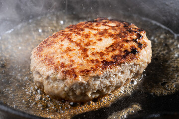 湯気の立つジューシーなハンバーグステーキ
