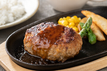 湯気の立つジューシーなハンバーグステーキ