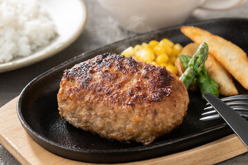 湯気の立つジューシーなハンバーグステーキ