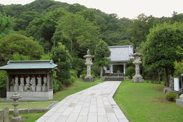 守山を背景にした願成就院／静岡県伊豆の国市【北条の里】