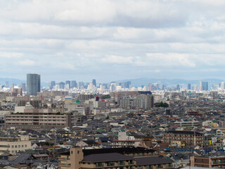 ビルが立ち並ぶ市街地の風景