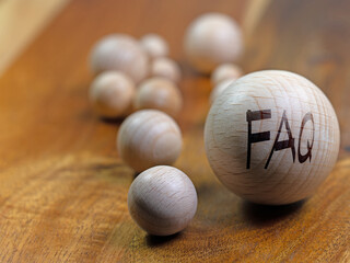 Holzkugel mit der Aufschrift FAQ
